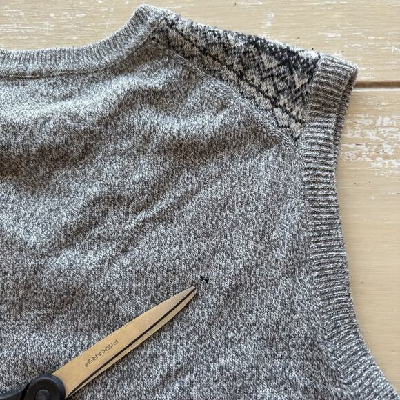 Dockers Mens Sweater Vest Gray Stripe Geometric Sleeveless V-Neck Pullover Sz M - Picture 6 of 7